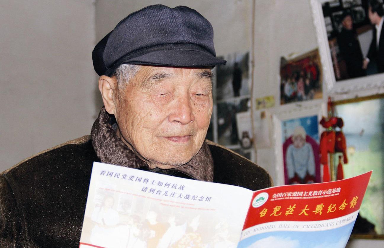张玉泉,男,1920年生,河南省驻马店市驿城区人。1937年10月,参加国民革命军第三十军三十师八十八旅一七五团,在卫生队担任担架一等兵。1938年3月,随部队参加了台儿庄大战,负责抬担架、救治伤员。后转到国民党七十八军第一野战医院当护士,再后来被调到国民党四十三师军医处任少尉军医,后升任中尉军医代上尉。