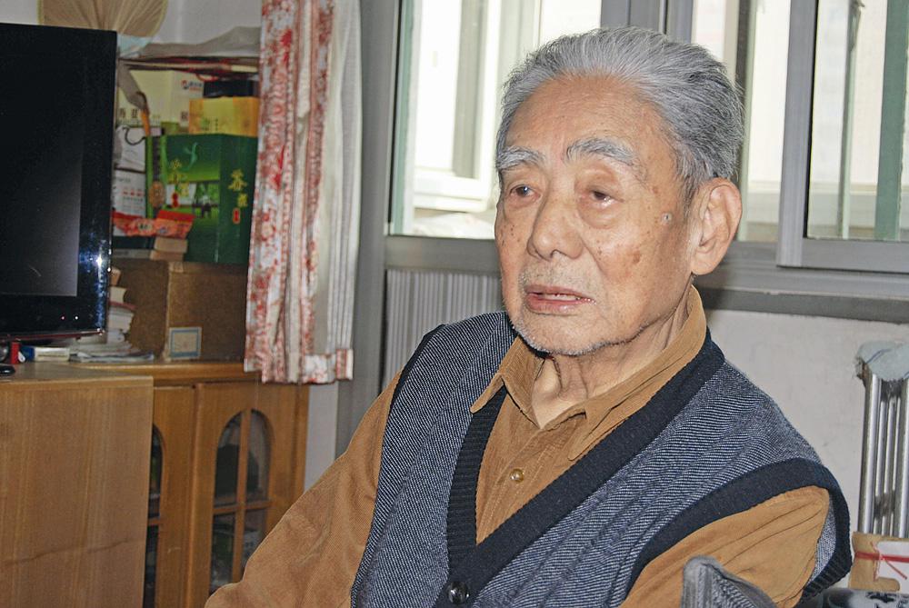 杨峙,男,1920年生,山东平邑人。1939年10月入伍,参加过郯城战役。1945年8月,到滨海军区回民大队任连长。