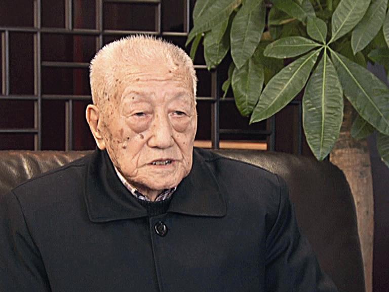 刘子坚,学名刘炳麟,男,1921年10月生,山东掖县梁郭乡许家村人。1941年2月参加八路军,同年加入中国共产党。 抗战时期历任掖昌边大文化教员,抗大胶东支校学员,西海军分区特务连政治指导员。