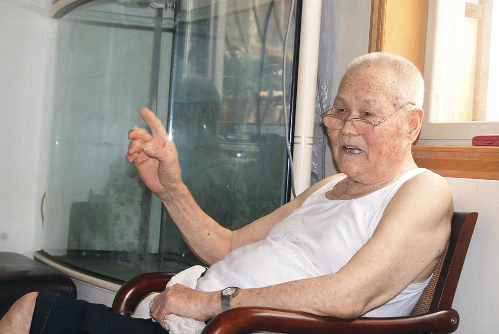张玉孚,男,1922年5月生,山东郯城人。1943年8月入伍,1944年5月加入中国共产党。历经抗日战争、解放战争,参加过抗美援朝。