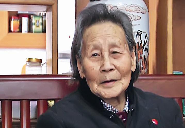 王利华,女,1922年生,山东文登人。1935年加入中国共产党,同年冬参加了昆嵛山武装暴动,成为中国工农红军胶东游击队一名战士。1937年参加天福山起义,1938年参加胶东抗日联军第三军。