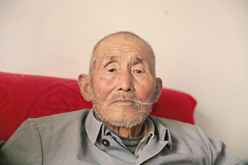 郭世英,男,1922年生,新泰市翟镇翟镇村人。1943年加入中国国民党。1942年参加国民政府军事委员会特别行动总队第五纵队,后改编为鲁苏战区第三纵队,任军医。
