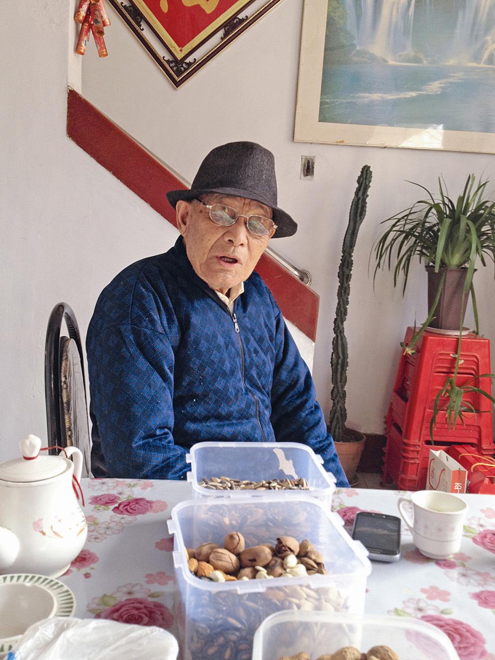毛泰,用名王玉山,男,1923年4月生,山东掖县(今莱州)人。1938年,加入商会自卫团,从事保商铺、保民宅的抗日自卫活动。1945年3月参加革命,入西海地区公安局,任生产组办事员,积极带领生产组队员从事种粮、榨油、做粉条等工作,为我党抗日武装提供了大量主副食品。