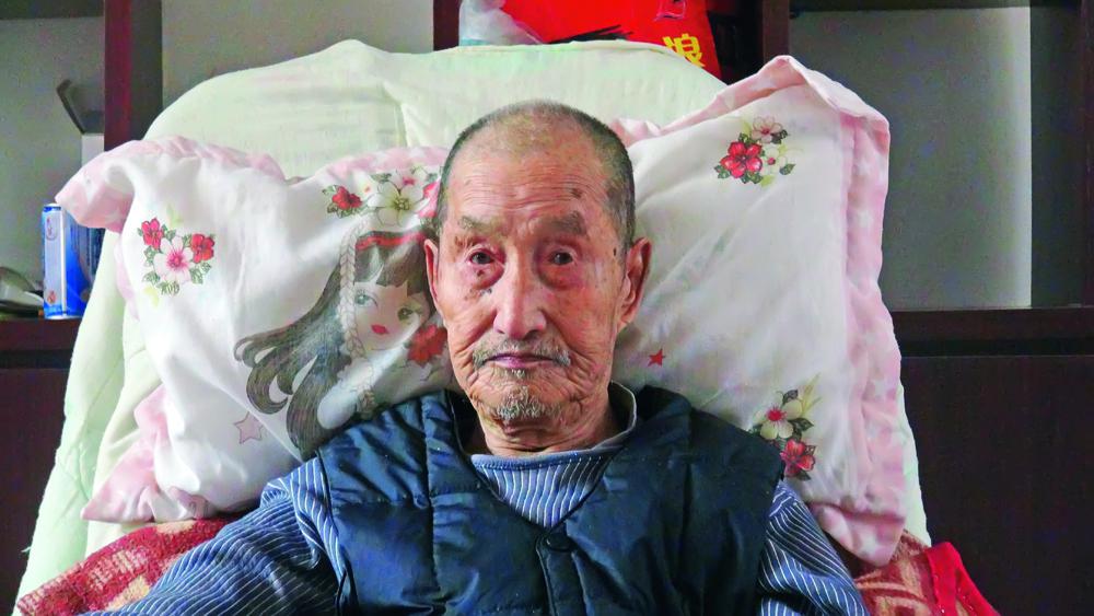 高传仁,男,1924年生,济南市历城区仲宫镇刘家村人。1938年参加抗日红枪会。1943年5月,在历城参军,任泰安县独立营二连战士。1944年5月,加入中国共产党,同年7月,任鲁中军分区特务营四连侦查员。