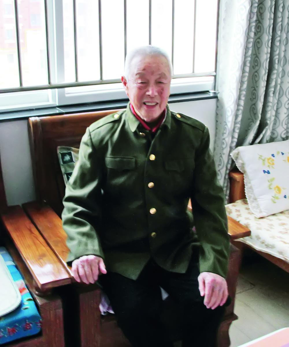 王洪昌,男,1924年生,山东掖县(今莱州)人。1942年入伍,1945年进军东北。1960年进入南京军事学院学习,1962年毕业后,历任四十一军一二二师防化科科长、师后勤部部长、副师长。1977年退休,1982年改办离休。
