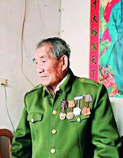 张丙仪,男,1924年12月31日生,山东省庆云县东辛店镇张家村人。1943年参军入伍,成为庆云抗日救国军(后改为八路军)县大队三连八班班长。经历抗日战争和解放战争,荣立特等功、一等功、二等功各一次。