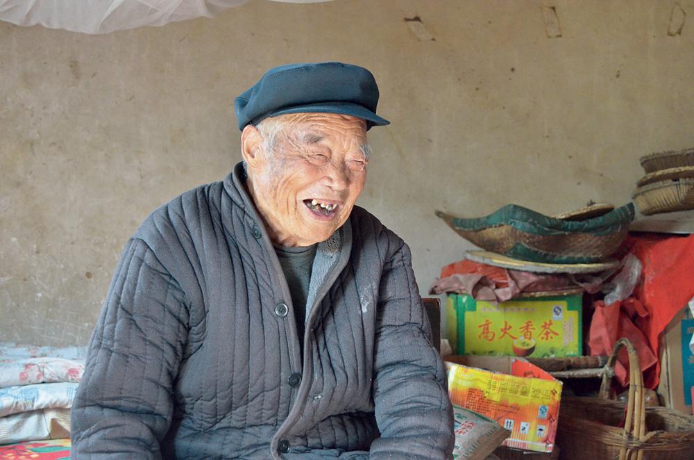 汪兆利,男,1925年10月生,山东平邑人。1945年1月入伍,1948年加入中国共产党。抗日战争时期,参加过夺取枣庄台儿庄沿线铁路战役、费县梁邱战斗等。