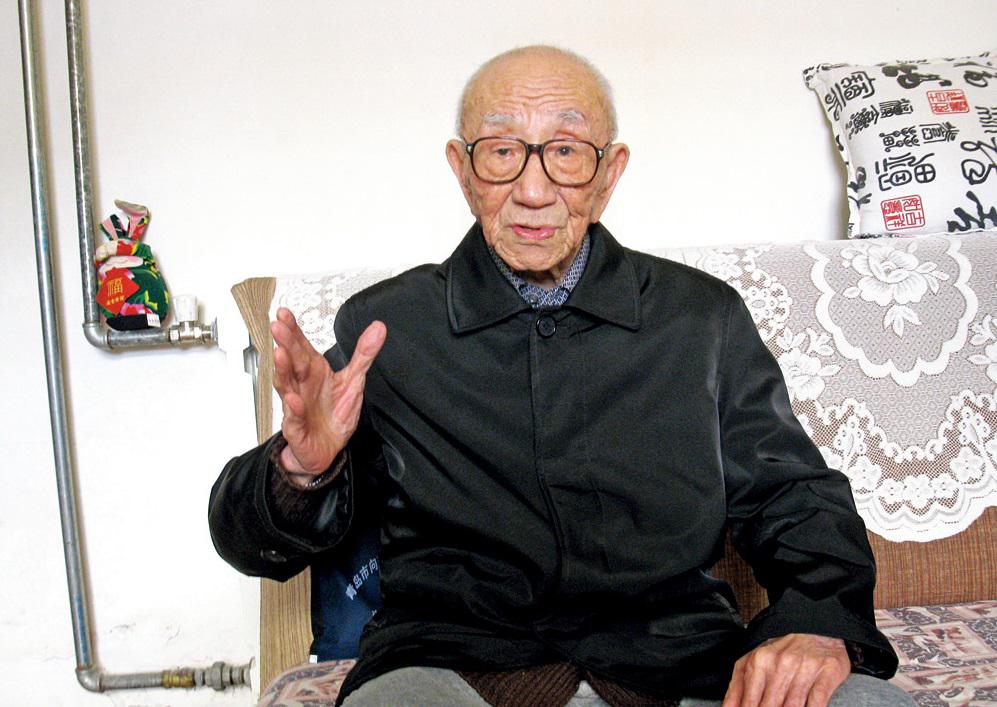 王建,男,1925年生,山东安丘人。1942年考入黄埔军校第十八期,在军校学习期间参加过潼关之战。1943年,军校还未毕业,王建积极报名参加了中国远征军。