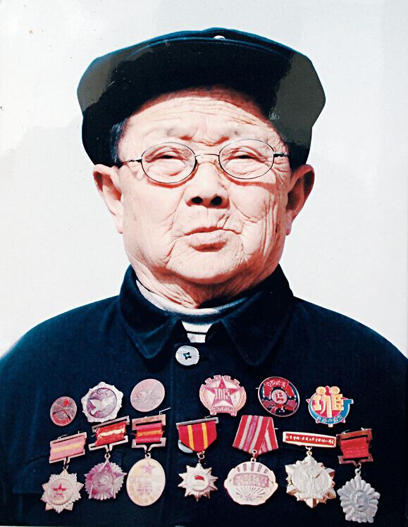 李安甫,男,1925年生,山东省乐陵市云红街道办事处刘桥村人。1938年参加八路军,先后担任司号兵兼文化教员,班长,代理排长,多次立功。曾刺杀了日军驻乐陵第一任宪兵队长茨谷五雄、第三任宪兵队长小野田守、日军教官川岛谷川等。