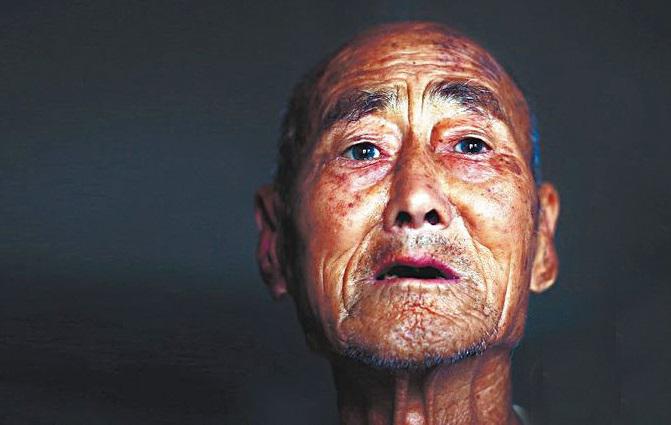 张传新,男,1925年生,淄博市高青县黑寨镇冶张村人。1941年,参加当地的抗日游击队,1944年在小清河袭击日本鬼子运盐船后被俘,后被运至日本北海道做劳工。1945年11月回国。1950年加入中国共产党,为村里主要负责人。