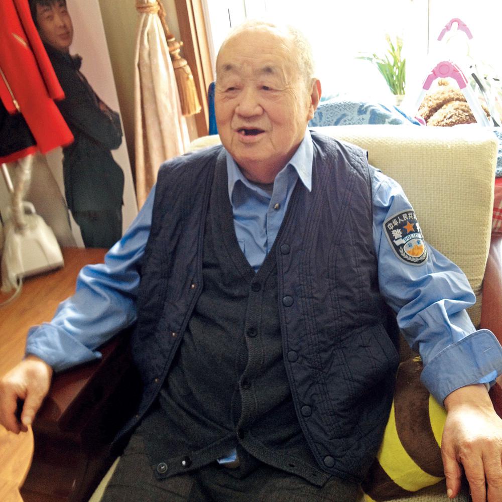 孟宪礼,男,汉族,1926年7月生,山东掖县(今莱州)人。弟兄6人先后参加革命。16岁当上交通员,同年加入中国共产党,多次圆满完成党组织交给的传递情报任务。历任山东南掖县一区交通员、青岛市公安局侦查员等职,在隐蔽战线默默工作30余载。