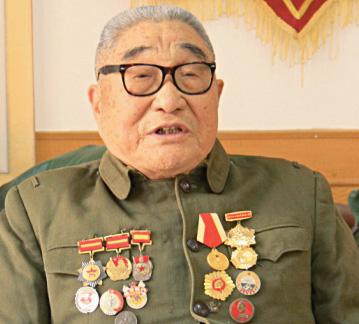 魏绪友,男,1926年11月生,山东省平阴县玫瑰镇李屯村(现搬迁到大站西村)人。1944年4月入伍,1944年6月参加冀鲁豫军区一分区的特务连,1946年2月加入共产党。