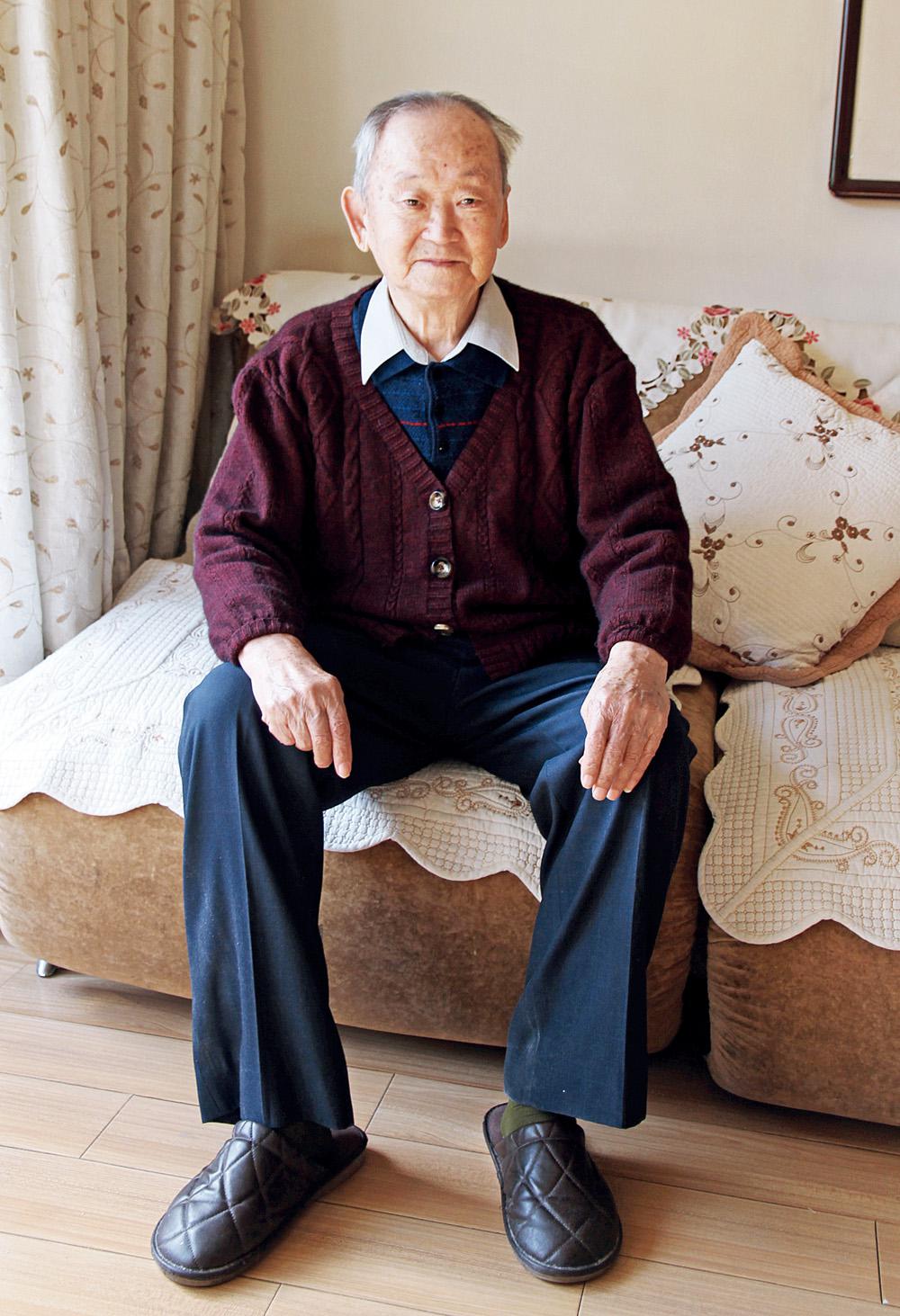柳逢培,男,1926年12月生,山东莱阳人。1945年3月参军,1946年5月加入中国共产党。先后在部队、政府和高校工作。