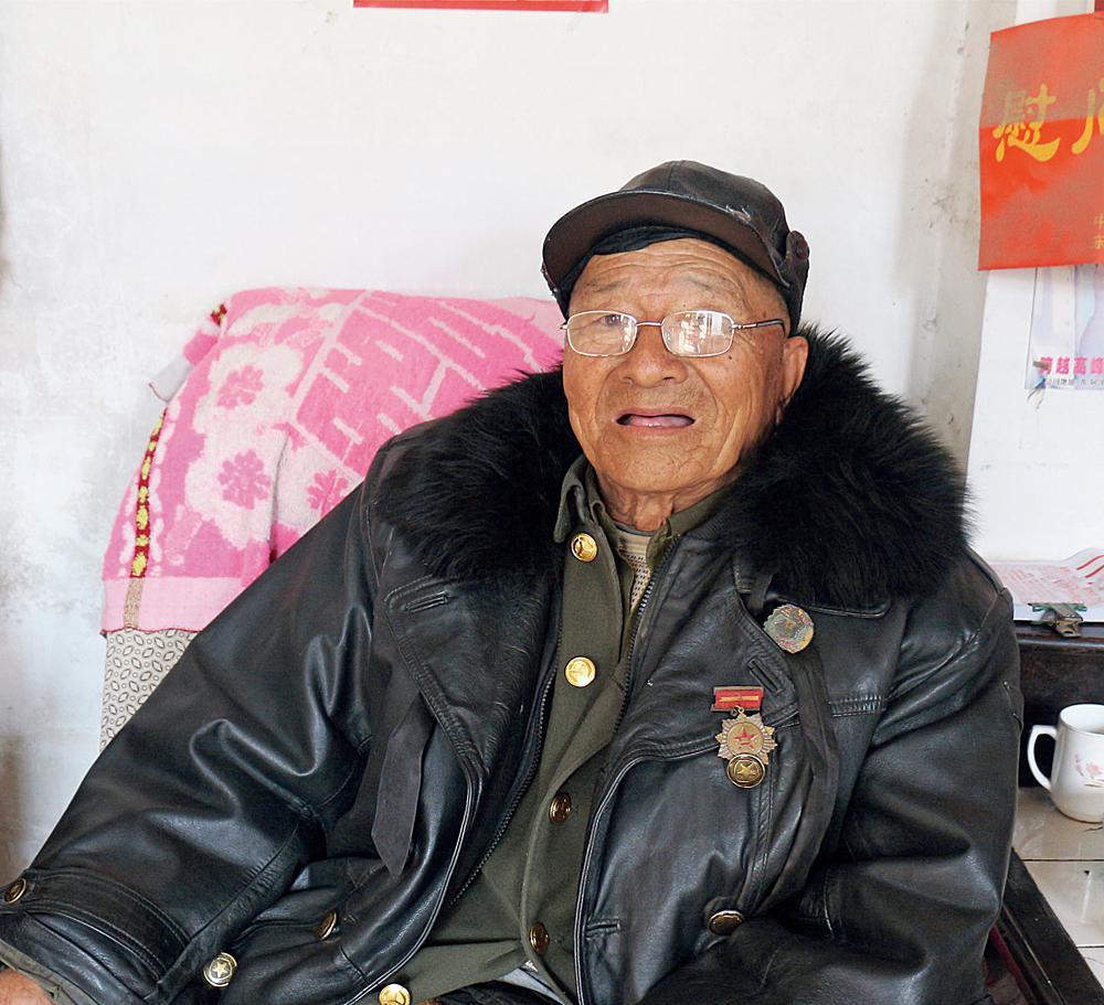韩泽江,男,1928年生,山东省聊城市高新区顾官屯镇于才村人。14岁时,跟随杨得志的部队入伍,开始了他的侦察兵生涯,一生参加过80余次战斗,多次立功受奖。抗日战争中,参加过攻打阳谷、聊城、东阿、茌平等多次战役。