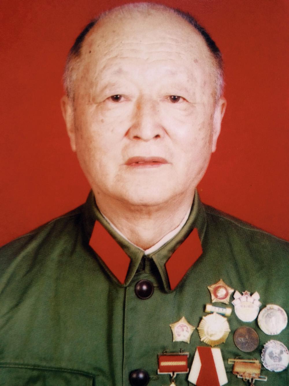 李秀峰,原名李长岭,男,1929年6月26日生,山东省东阿县刘集镇西南李庄村人。1944年3月加入八路军冀鲁豫军区二分区第八团(属野战团),后被军分区分配到政治部《战友报》做通讯工作。