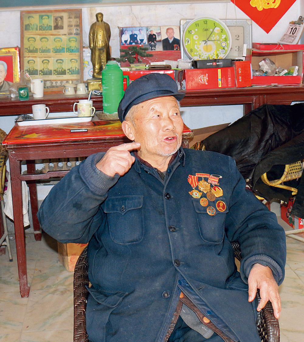贺东江,男,1930年3月生,山东省阳谷县阿城镇阿东村人。高小文化。9岁时,遭逢阿城“二月二惨案”。11岁至13岁,任儿童团团长为地下党送情报。14岁参军,隶属于聊城第六军分区,任警卫员。参加过解放东阿、茌平、阳谷、聊城等战役。