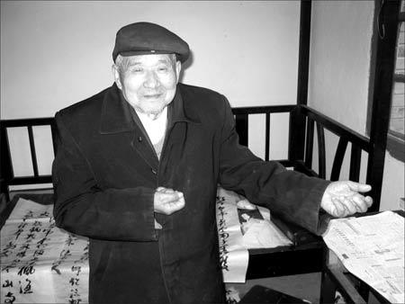李长维,1920年出生在重庆梁平县虎城镇,1937年9月加入川军赴山西参加忻口战役。1938年3月参加台儿庄战役,后升副排长。1938年—1940年,先后参加武汉会战、随枣会战等。1942年3月编入新38师,入缅作战,任上尉指挥参谋。1948年10月参加50军起义,后被资遣回家务农。
