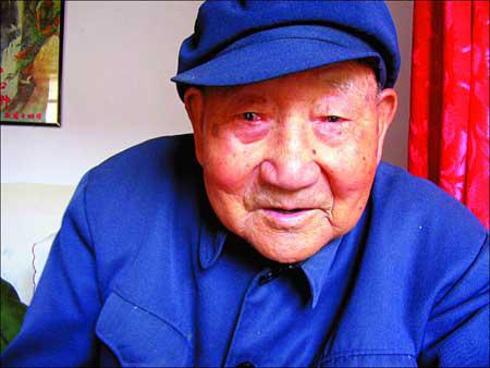 刘玉珠,1918年生于陕西安塞县,1935年参加刘志丹红军先锋队,1939年至1946年陕甘宁边区保安团2连8班战士。