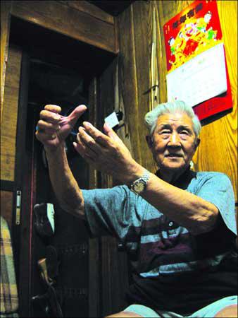 汤毓云,1922年生于湖南省益阳市南县,1939年下半年考入中央军校第二分校第18期第7中队,1943年年底毕业于中央军校炮科,1944年6月编入国民革命军第79军194师582团任少尉排长,1944年6月-8月参加长衡会战1944年9月12日-10月25日参加桂林松江口阻击战。