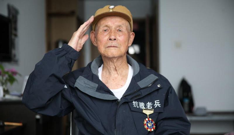 葛洪春,1924年生,江苏省东海县人。12军112师警卫员、医务处上士。