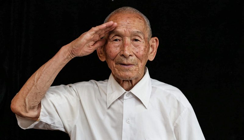 魏立仁,生于1923年3月,河北省安国县人。1938年参加游击队,后参加县青年抗日救国会,冀中青救会,成为晋察冀边区冀中军区第六军分区抗联主任。