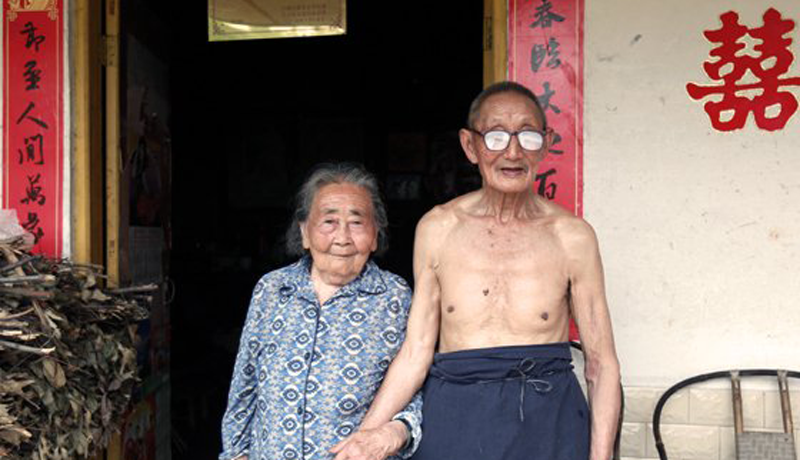 艾成年,1925年生。国民革命军第8军103师308团4营4连3排战士,参与龙陵松山滚龙坡、大垭口等战役。
