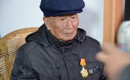 王达洪,生于1917年11月12日,江苏金坛人。中央陆军军官学校第17期毕业,陆军暂编24师任上尉参谋。